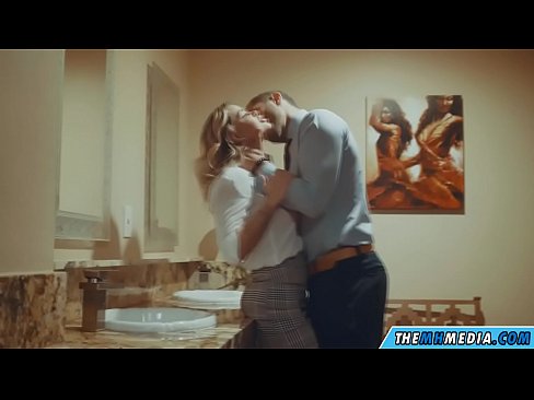 ❤️ Бүкіл аққұба сізді қоғамдық дәретханада азғырғанда ❤❌ Порно видео бойынша бізде